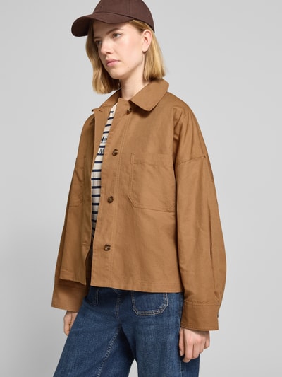 Frauenmodel trägt Relaxed Fit Overshirt aus Baumwoll-Leinen-Mix Modell 'VETTURA' von Weekend Max Mara in Braun, unifarben, Ganzkörperansicht von vorne.