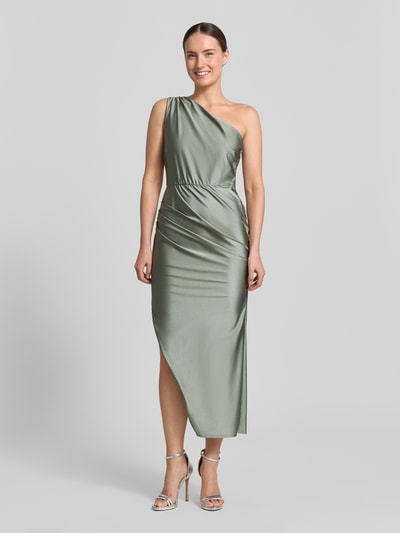 Frauenmodel trägt Cocktailkleid im One-Shoulder-Look von Swing aus Material-Mix mit Stretch-Anteil, figurbetont, Raffung, Midikleid, Ganzkörperansicht von vorne.
