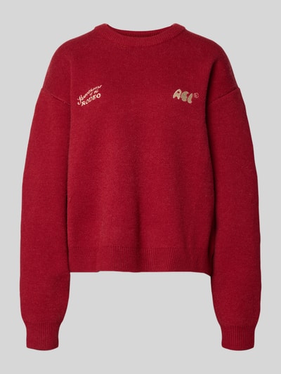 Produktfoto, Relaxed Fit Pullover mit Logo-Stitching von Another Cotton Lab in roter Strick-Optik mit Rundhalsausschnitt und elastischen Ärmelabschlüssen, Rückenlänge 57 cm, Ärmellänge 60 cm, für Damen.