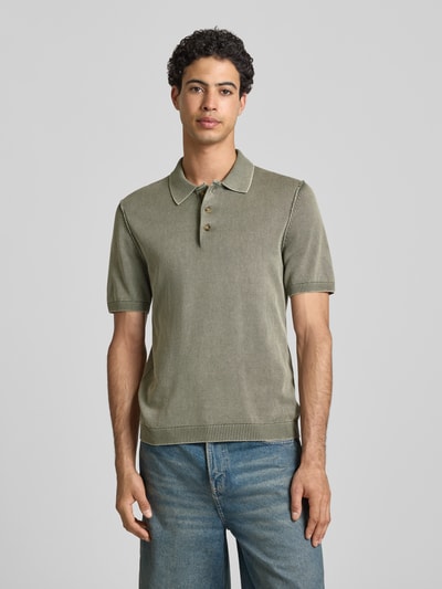 Männermodel trägt Regular Fit Poloshirt aus reiner Baumwolle Modell 'GARSON' von Only & Sons in Melange-Optik, Feinstrick, Ganzkörperansicht von vorne.