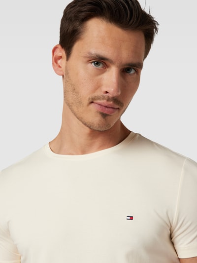 Tommy Hilfiger T-shirt o kroju slim fit z wyhaftowanym logo Beżowy 3