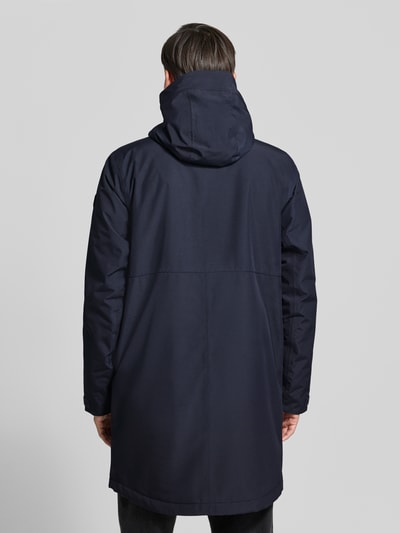 Männermodel trägt Regular Fit Parka mit Kapuze Modell 'Kenny' von Didriksons in Dunkelblau, glatte Struktur, Ganzkörperansicht Rückansicht. Rückenlänge bei Größe M: 99 cm, Schulterbreite: 48 cm, Brustweite: 59 cm, Ärmellänge: 72 cm.