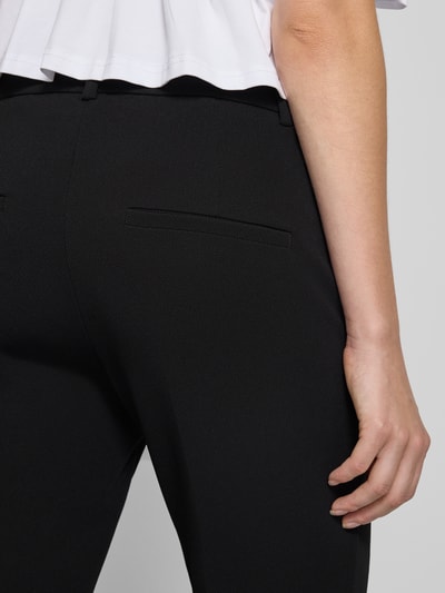 Vrouwenmodel draagt zwarte Regular Fit broek met elastische band model 'FRANCOISE' van CAMBIO, Dames wijdte broek, detailopname rug.