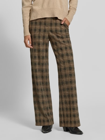 Vrouwenmodel draagt wijdte broek met viscose model 'MAINE' van Brax in ruitpatroon met bruin-beige tinten en zachte textuur, detailopname onderlichaam. Context: Dames wijdte broek van Brax.