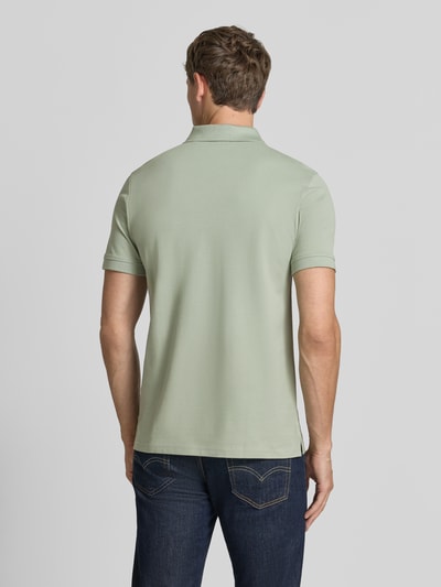 Mężczyznamodel nosi Regular Fit Poloshirt mit Stitching von Christian Berg Men z bawełny, hafty, listwa guzikowa, długość tyłu 64 cm, ganzkörperansicht rückansicht.