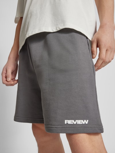 REVIEW Spodnie dresowe o kroju regular fit z nadrukiem z logo Ciemnoszary 3