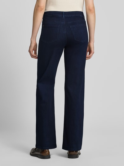 Frauenmodel trägt Wide Leg Jeans im 5-Pocket-Design von Christian Berg Woman, dunkelblauer Farbton, glatte Textur, Ganzkörperansicht Rückansicht, elastischer Baumwoll-Mix mit Viskose-Anteil