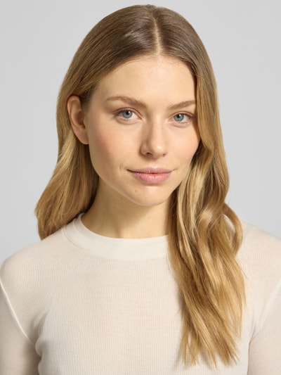 Frauenmodel trägt Slim Fit Langarmshirt aus Baumwoll-Mix von Marc O'Polo, Optik: Unifarben, Rundhals, Ripp, Nahaufnahme Oberkörper.