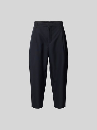 Produktfoto, Straight Fit Stoffhose mit Bundfalten von MAISON KITSUNÉ aus Reiner Baumwolle, verkürzte Passform, dunkler Farbton, Haken- und Reißverschluss, sichtbare Bundfalten, Innenbeinlänge 63 cm bei Größe M, Bundweite 44 cm, glatte Stofftextur.