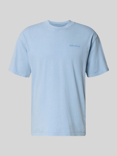 Produktfoto, hellblaues T-Shirt mit Rundhalsausschnitt und Label-Stitching von Dickies, reine Baumwolle, Regular Fit, schlichte glatte Textur, Rückenlänge bei Größe M 69 cm.