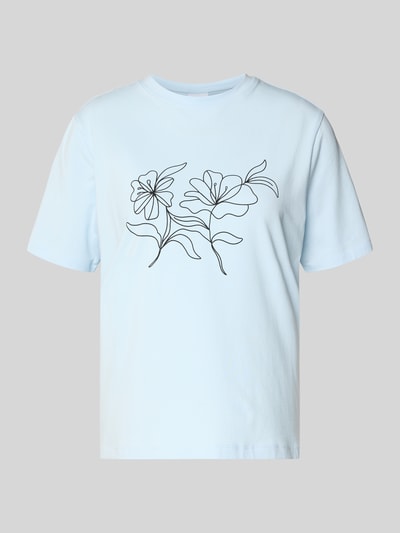 Produktfoto, hellblaues T-Shirt mit Stitching Modell 'NORA' von Vila, Rundhalsausschnitt, florales Motiv, Baumwoll-Elasthan-Mix, Regular Fit