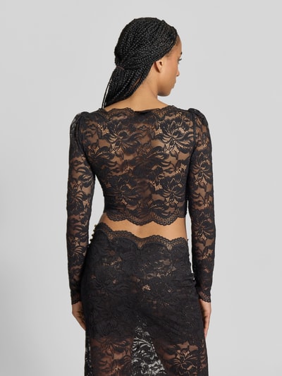 Kobiece modelka nosi Cropped Langarmbluse aus Spitze od Rabanne, czarny półprzezroczysty materiał, elastyczna mieszanka materiałów, krój krótki, koronka, krój slim fit, całkowita długość tyłu: 40 cm, długość rękawów: 68 cm, widok całej sylwetki od tyłu.
