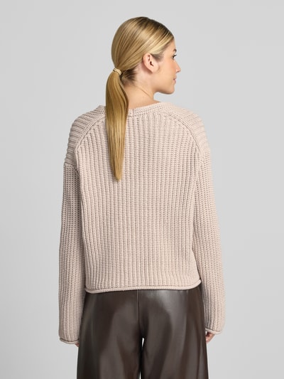 Frauenmodel trägt Loose Fit Pullover aus mieszanka bawełny von Marc O'Polo, jasny beż, strukturalna dzianina, Ganzkörperansicht Rückansicht