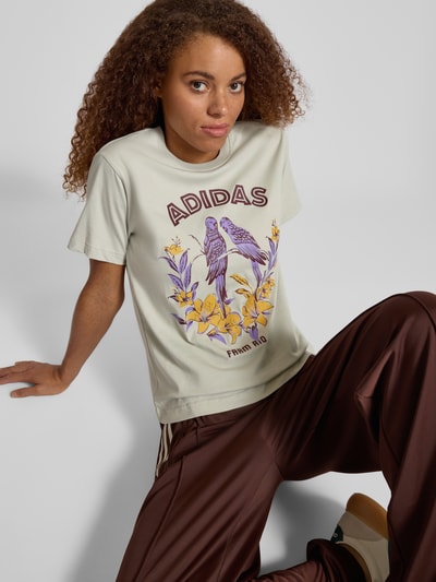 adidas Sportswear T-Shirt mit Motiv-Print und Rundhalsausschnitt Mittelgrau 3