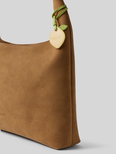 Produktfoto, Shoulder Bag mit Logo-Prägung von Seidenfelt in brauner Leder-Optik, Hauptfach mit Reißverschluss, schmale Schulterriemen, Maße ca. 39 cm Breite, 17 cm Länge, 12 cm Tiefe, Riemenlänge 75 cm, dekoratives Blatt-Detail an der Seite
