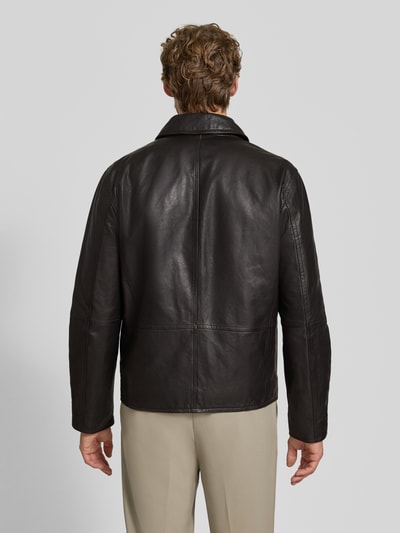 Männermodel trägt Regular Fit Jacke aus echtem Lammleder Modell 'KELLAN' von Strellson, dunkles Leder, glatte Textur, Herren Leder- / Kunstlederjacke, Ganzkörperansicht Rückansicht.
