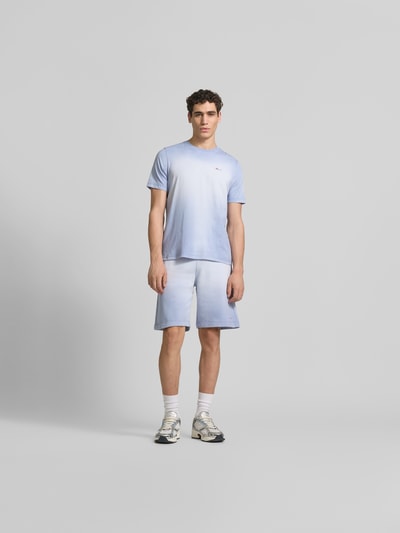 Männermodel trägt Sweatshorts aus reiner Baumwolle von Diesel in Hellblau mit Gerade Passform und Label-Print, Ganzkörperansicht von vorne.