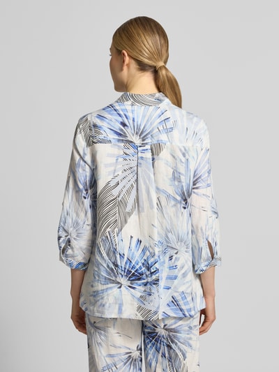 Männermodel trägt Relaxed Fit Leinenbluse mit 3/4-Arm Modell 'Clay' von TONI, reines Leinen, hemdblusenkragen, niebiesko-białe liściaste wzory, długość tyłu 66 cm, długość rękawa 46 cm, Ganzkörperansicht Rückansicht