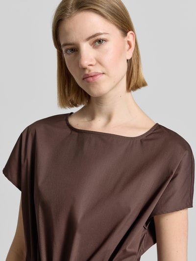 Frauenmodel trägt Midikleid mit Rundhalsausschnitt und Drapierungen von Christian Berg Woman Selection in Braun, Baumwoll-Mix mit Stretch-Anteil, Nahaufnahme Oberkörper.