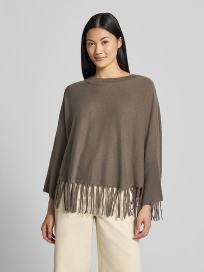 Frauenmodel trägt Relaxed Fit Pullover aus Woll-Mix mit Kaschmir-Anteil von HERZENS, Strick-Optik, Rundhalsausschnitt, Fransensaum, Ganzkörperansicht von vorne.