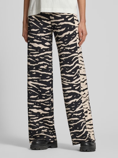 Vrouwenmodel draagt Wide Leg Stoffhose mit elastischem Bund van Marc Cain, zwart-beige zebra patroon, rekbare mix, hele voorkant.