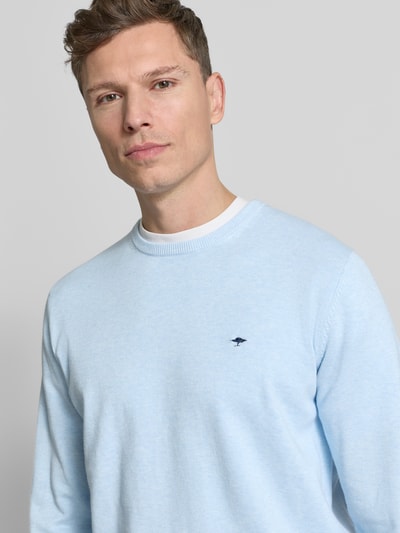 Männermodel trägt Strickpullover mit gerippten Abschlüssen von Fynch-Hatton in Hellblau, Reine Baumwolle, Regular-Fit, Nahaufnahme Oberkörper.