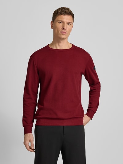 Männermodel trägt Regular Fit Langarmshirt aus Baumwoll-Mix von Tom Tailor, Optik: Unifarben, Waffel-Struktur, Ganzkörperansicht von vorne.