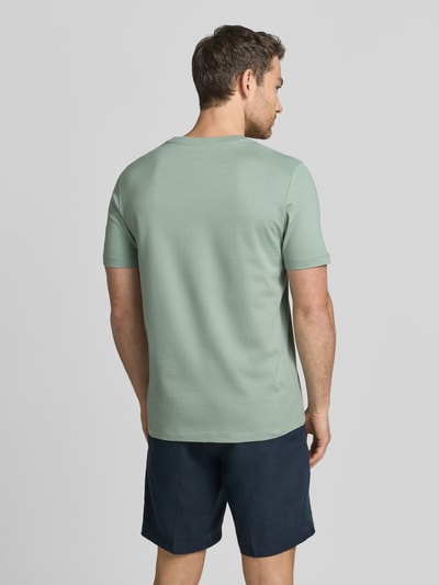 Männermodel trägt Regular Fit T-shirt uit pure katoen van s.Oliver RED LABEL, look: effen kleuren, labelprint, ronde hals, korte mouw, Ganzkörperansicht Rückansicht.