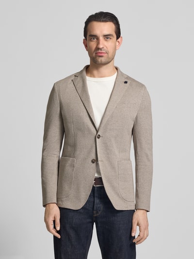 Männermodel trägt Regular Fit Blazer mit Zierstein von HECHTER PARIS aus Baumwoll-Mix in Beige, 2-Knopfleiste, Aufgesetzte Taschen, Ganzkörperansicht von vorne.