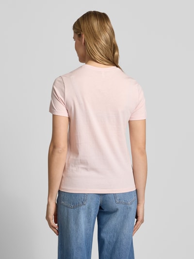 Frauenmodel trägt Damen T-Shirt Slim Fit T-Shirt aus reiner Baumwolle Modell 'KITA' von Only in Optik: Unifarben, Kurzarm, Jersey, Ganzkörperansicht Rückansicht.
