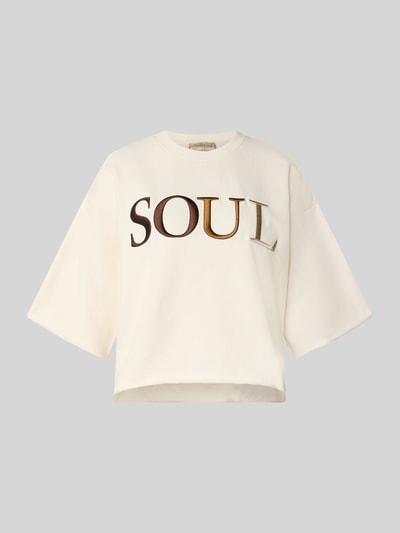 Produktfoto, Cropped Boxy Fit Sweatshirt mit Label-Stitching von Smith and Soul, cremefarben, Baumwoll-Elasthan-Mix, Rundhalsausschnitt, kurzer Schnitt, weiche Textur, 1/2-Arm, großes SOUL-Logo vorn