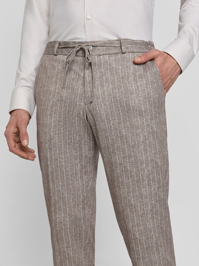 Männermodel trägt Hose mit Bügelfalten und Schnürung Modell 'SpartaFlex' von Zuitable, Material-Mix mit Baumwoll-Anteil, Slim-Fit, Nahaufnahme Oberkörper.