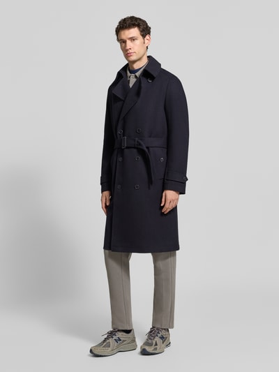 Männermodel trägt Mantel aus Viskose-Mix mit Gürtel von MCNEAL in Dunkelblau, Regular Fit, Zweireiher, Knopfverschluss, Ganzkörperansicht von vorne.