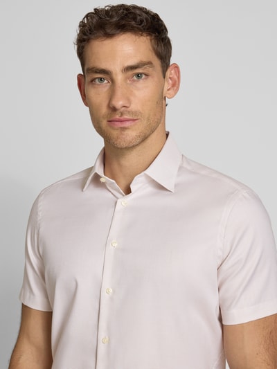 Męski model nosi Regular Fit Business-Hemd mit Kentkragen od Christian Berg Men, jasnoróżowy, krótki rękaw, czysta bawełna, szerokość w rozmiarze 39/40: 49 cm, długość tyłu: 81 cm, długość rękawa: 24 cm, zbliżenie na górną część ciała.