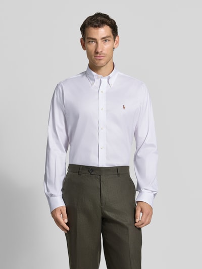 Männermodel trägt weißes Regular Fit Businesshemd aus reiner Baumwolle von Polo Ralph Lauren, glatte Textur, Ganzkörperansicht von vorne.