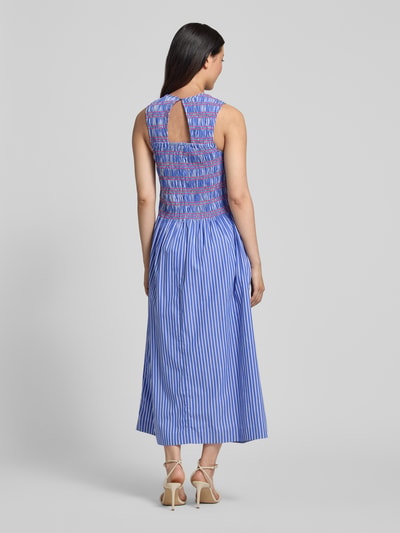 Frauenmodel trägt A-Linie Freizeitkleid aus reiner Baumwolle von Tommy Hilfiger in Blau mit weißen Streifen, Ganzkörperansicht Rückansicht. Damen Freizeitkleid