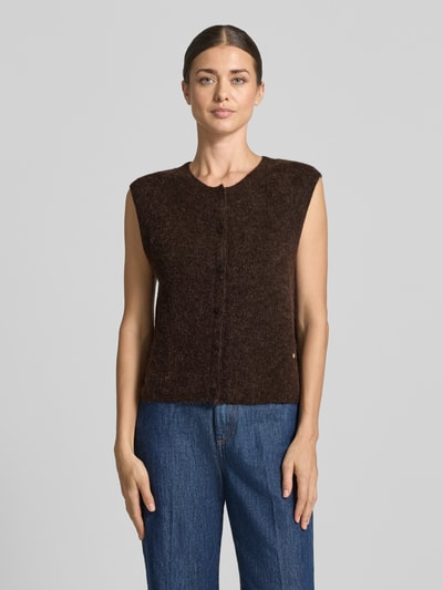 Frauenmodel trägt Regular Fit Cardigan aus elastischem Alpaka-Mix mit Knopfleiste von MOS MOSH, ärmellos, dunkelbraun, Ganzkörperansicht von vorne. Rückenlänge bei Größe S: 46 cm.