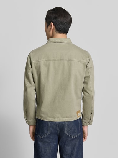 Männermodel trägt Jeansjacke mit Reißverschluss Modell 'REILLY' von khujo, Reine Baumwolle, Gerader-Schnitt, Kentkragen, Rückenlänge 62 cm, Schulterbreite 43 cm, Brustweite 51 cm, Ärmellänge 60 cm, Ganzkörperansicht Rückansicht.