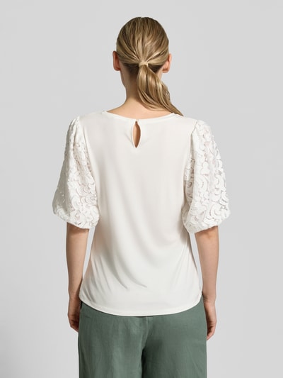 Frauenmodel trägt Regular Fit T-Shirt aus Viskose-Mix von s.Oliver BLACK LABEL, Optik: Unifarben, Kurzarm Ballonärmel, Materialverarbeitung: Stretch, Ganzkörperansicht Rückansicht