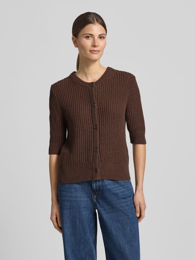 Frauenmodel trägt Strickshirt mit 1/2-Arm Modell 'Donousa' von OPUS in Braun, mit Knopfleiste, Regular-Fit, Ganzkörperansicht von vorne, Rundhalsausschnitt, Rückenlänge 60 cm bei Größe 36, Ärmellänge 36 cm bei Größe 36.