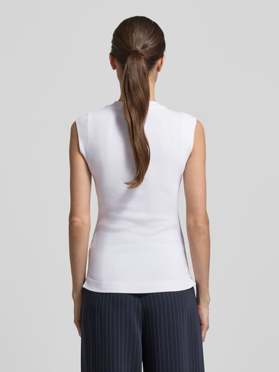 Modelka kobieca nosi Slim Fit Top mit Logo-Detail Modell 'Tonda' od JOOP!, biały, krój slim fit, okrągły dekolt, długość pleców w rozmiarze 36: 62 cm, widok całej sylwetki z tyłu