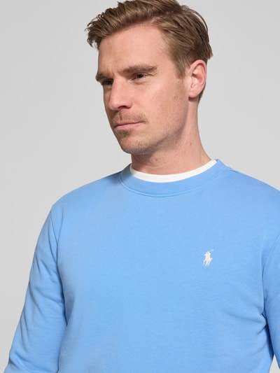 Männermodel trägt Relaxed Fit Sweatshirt aus reiner Baumwolle von Polo Ralph Lauren, Optik: Unifarben, Logo-Detail, Nahaufnahme Oberkörper.