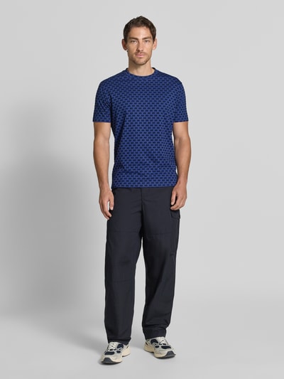 Mannenmodel draagt Wide Fit Cargo-broek met katoenmix van Armani Exchange, Materiaalmix met katoen, wide fit, elastische band, cargozakken, bandwijdte maat 32/32: 45 cm, binnenbeenlengte 32/32: 78 cm, geheelvooraanzicht.