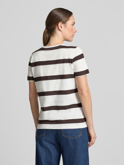 Vrouwenmodel draagt Regular Fit t-shirt uit puur katoen van Tommy Hilfiger, wit met bruine strepen, Dames t-shirt, volledige rugaanzicht.