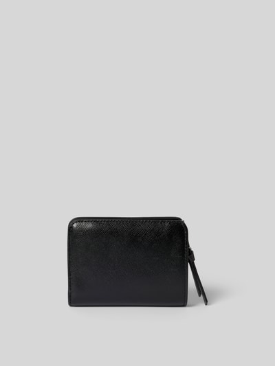 Produktfoto, Portemonnaie aus echtem Rindsleder von Marc Jacobs in Schwarz, Hauptfach mit Reißverschluss, Logo-Detail und Steckfächer, Druckknopfverschluss, Maße 12 cm Breite, 10 cm Länge, 3 cm Tiefe, glatte Textur