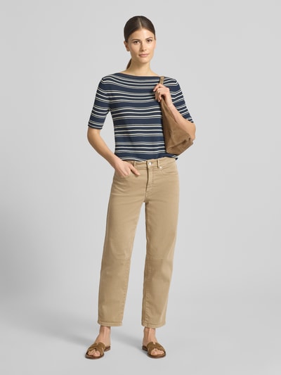 Frauenmodel trägt Relaxed Fit Jeans Modell 'Melly' von OPUS PANTS in Beige, Damen Jeans im Baumwoll-Mix mit Stretch-Anteil, Eingrifftaschen, Ganzkörperansicht von vorne.