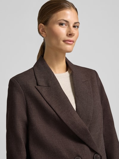Vrouwenmodel draagt Loose Fit Longline Blazer met schoudervullingen van VERO MODA, effen, reverskraag, tweeknoops, lange mouw, webstof, detailopname bovenlichaam.