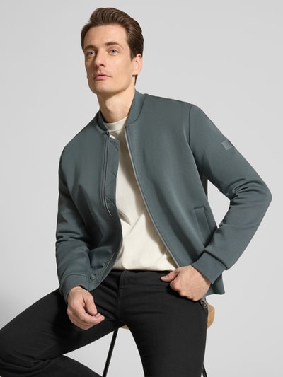 Männermodel trägt Regular Fit Bomberjacke aus Baumwoll-Mix von Marc O'Polo, unifarben, college-kragen, label patch, ganzkörperansicht von vorne.