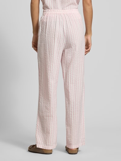 Frauenmodel trägt Straight Leg Hose aus reiner Baumwolle Modell 'TINNA' von Pieces mit Allover-Muster, Crinkle-Struktur, Ganzkörperansicht Rückansicht.