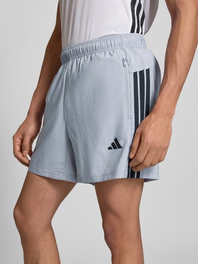 adidas Training Shorts mit Logo-Print und Reißverschlusstaschen Mittelgrau 3